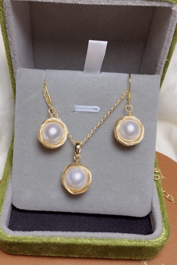 ROUND PEARL PENDANT WITH STUDDED EARRINGS