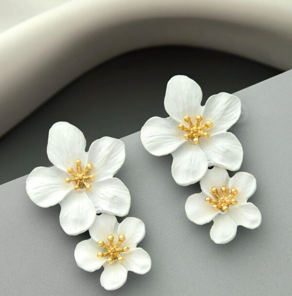 WHITE FLOWER WESTERN EARRINGS